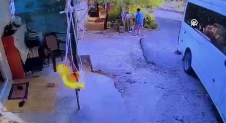 Antalya'da babasının kullandığı minib&uuml;s&uuml;n altında kalan &ccedil;ocuk hayatını kaybetti
