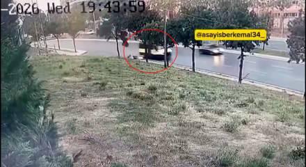 Başakşehir'de vicdansızlık: Kurye'nin &ouml;n&uuml;ne kırıp metrelerce savurup ka&ccedil;tı!