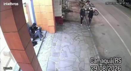 Brezilya'da kontrolden &ccedil;ıkan ara&ccedil; kaldırımdaki gen&ccedil;leri bi&ccedil;ti