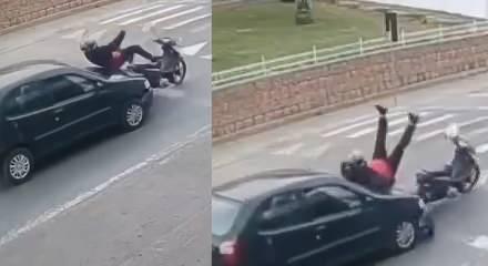 Brezilya'da yayaya yol veren motosikletliye otomobil &ccedil;arptı