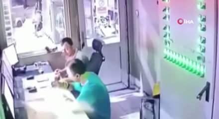 &Ccedil;akmak ateşi faciaya yol a&ccedil;ıyordu: Fabrikadaki patlama kameralarda