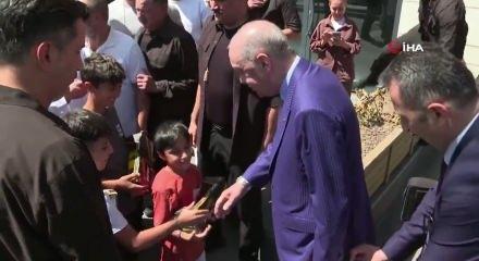 Cumhurbaşkanı Erdoğan ile &ccedil;ocukların hoş sohbeti tebess&uuml;m ettirdi