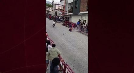 Ekvador'daki geleneksel ahşap ara&ccedil; yaraışlarında feci kaza meydana geldi