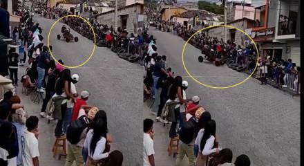 Ekvador'daki geleneksel ahşap ara&ccedil; yaraışlarında feci kaza meydana geldi