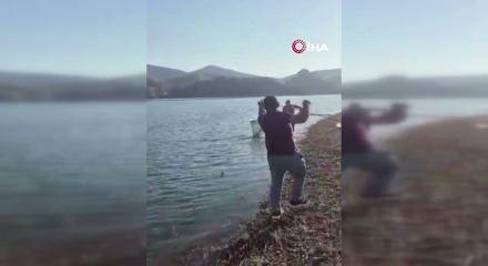 Elazığ'da amat&ouml;r bir balık&ccedil;ı Keban Baraj G&ouml;l&uuml;'nde 10 kiloluk sazan yakaladı.