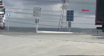 Hadımk&ouml;y'de yoldan ge&ccedil;en ara&ccedil;lara taş atan kadın trafiği alt&uuml;st etti