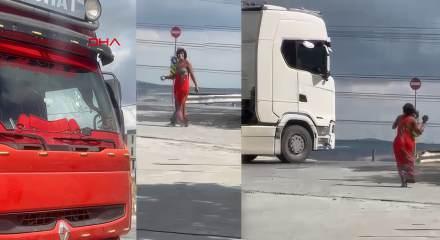 Hadımk&ouml;y'de yoldan ge&ccedil;en ara&ccedil;lara taş atan kadın trafiği alt&uuml;st etti