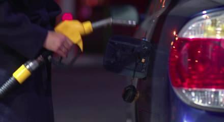 H&uuml;rm&uuml;z Boğazı&rsquo;nda risk s&uuml;r&uuml;yor: ABD&rsquo;nin petrol rezervlerinde tarihi gerileme