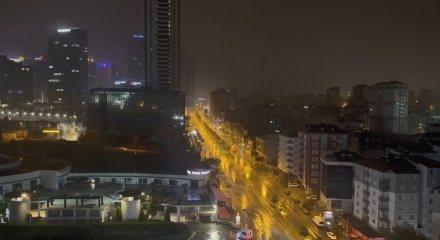 İstanbul'da g&ouml;k g&uuml;r&uuml;lt&uuml;l&uuml; sağanak etkili oldu