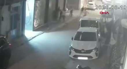 Kadına şiddeti engellemek isteyen polisleri bı&ccedil;akladılar: 4 ş&uuml;pheli tutuklandı