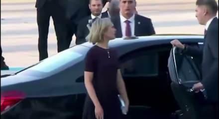 K&uuml;lliye'ye hayranlıkla uzun uzun bakmıştı! İzlanda Başbakanından &ccedil;arpıcı tehdit a&ccedil;ıklaması