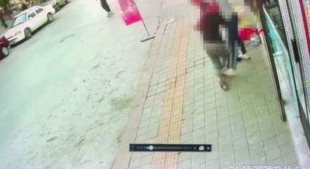 K&uuml;tahya&rsquo;da eski eşinin sokakta bı&ccedil;akladığı kadın ağır yaralandı; olay anı kamerada