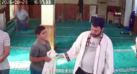 Namaz kılmaya gelen &ccedil;ocuğa imamdan sıcacık davranış