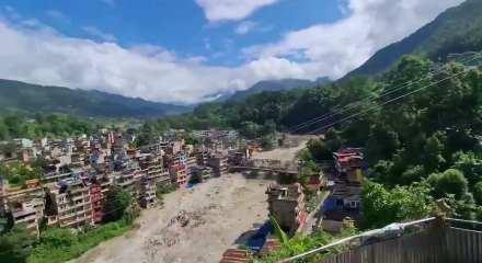 Nepal'de nehir taştı, k&ouml;yler sular altında kaldı!