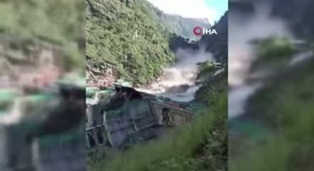 Nepal'de sel felaketi: 8 &ouml;l&uuml;