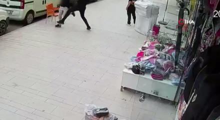 Polisten ka&ccedil;an ş&uuml;pheliyi vatandaş yakaladı, o anlar kamerada