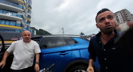 Rize'de trafikte bisiklet s&uuml;r&uuml;c&uuml;s&uuml;ne saldırı kameraya yansıdı