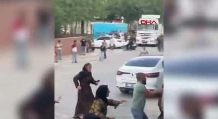 Şanlıurfa&rsquo;da husumetli aileler sokağı savaş alanına &ccedil;evirdi: 6 yaralı