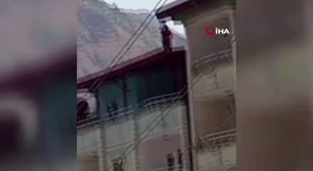 T&uuml;rkiye'yi gezen "İntiharkolik" yine sahnede: 242'nci intihar girişimini Şemdinli'de denedi