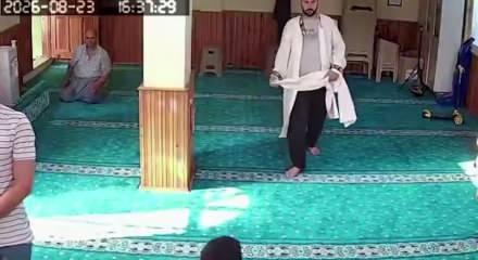 Şortla namaza gelen &ccedil;ocuğa c&uuml;bbesini veren imamın davranışı takdir topladı