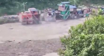 "Yanardağ patlıyor sandık!" Nehir taştı, k&ouml;yler sular altında kaldı