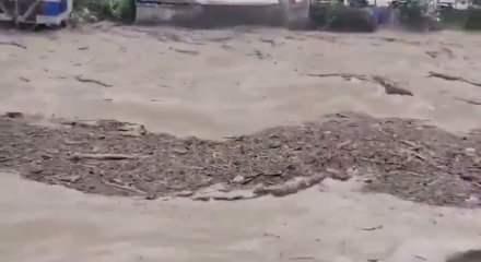 "Yanardağ patlıyor sandık!" Nehir taştı, k&ouml;yler sular altında kaldı