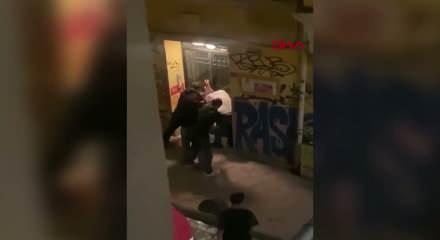 Beyoğlu'nda dehşet: 4 &ccedil;ocuk sokak ortasında gasbettikleri adamı tekme tokat d&ouml;vd&uuml;