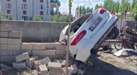 Ağrı&rsquo;da iki aracın karıştığı feci kazada 4 kişi yaralandı