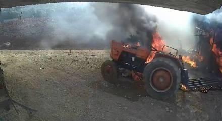 Antalya'da kendi kendine &ccedil;alışan trakt&ouml;r alev topuna d&ouml;nd&uuml;