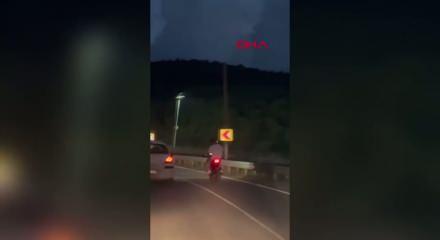 Beykoz&rsquo;da motosikletlinin tek teker şovu trafiği tehlikeye attı