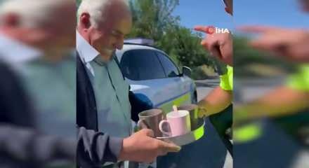 Ceza yememek i&ccedil;in eşini yolda bırakıp uygulamaya girdi!