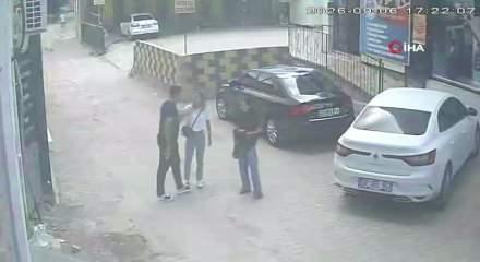 Darbedilen kadını kurtarmak isteyen gencin bı&ccedil;aklı saldırıya uğradığı anlar kamerada