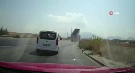 Denizli'de feci kaza: A&ccedil;ık unutulan tır dorsesi EDS levhasını bi&ccedil;ti!