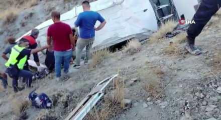 Elazığ&rsquo;da minib&uuml;s u&ccedil;uruma yuvarlandı: Yaralılar var