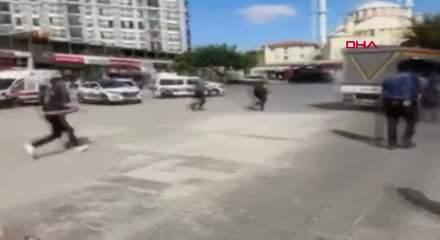 Esenler&rsquo;de kendini yaralayıp bı&ccedil;akla polislerin &uuml;zerine y&uuml;r&uuml;yen ş&uuml;pheli kamerada