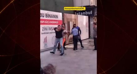 Fatih'te zabıta ile vatandaş sokak ortasında tekme tokat kavga etti