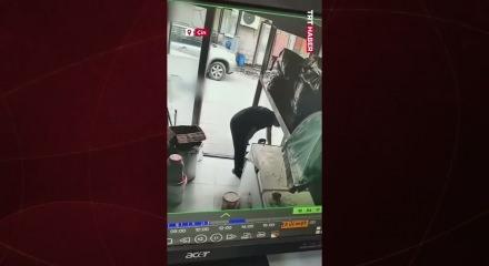 Gaz sızıntısını &ccedil;akmakla kontrol etmek istedi: &Ccedil;in'deki feci patlama kamerada
