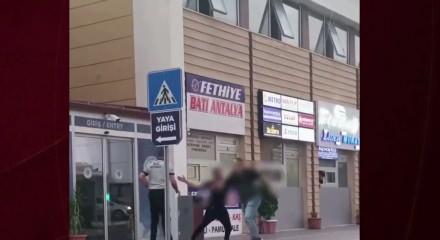G&uuml;r&uuml;lt&uuml; kavgasında birbirlerine tekme tokat saldırdılar