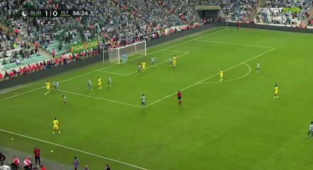 Hakemin kararına futbolcular bile inanamadı: Kurallar alt&uuml;st oldu!
