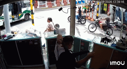 Kolombiya'da halk otob&uuml;s&uuml; ile motosiklet feci şekilde &ccedil;arpıştı