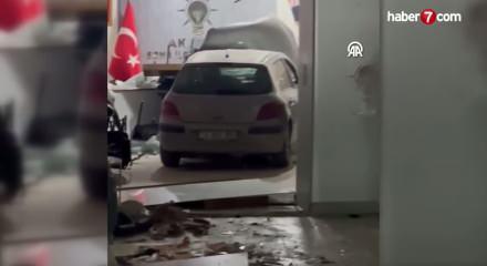 Manisa'da freni boşalan otomobil AK Parti il&ccedil;e binasına daldı!