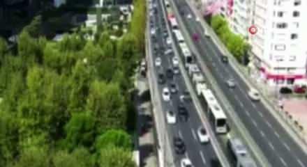 Mecidiyek&ouml;y&rsquo;de metrob&uuml;s arızası trafiği kilitledi