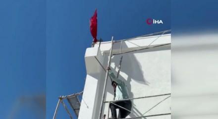 Nevşehir'de ters d&ouml;nen T&uuml;rk bayrağını g&ouml;r&uuml;nce i&ccedil;i rahat etmedi! 10 metre tırmandı