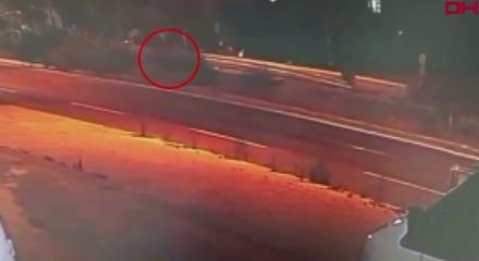 Otomobilin &ccedil;arptığı &ccedil;ocuk ağır yaralandı; kaza kamerada