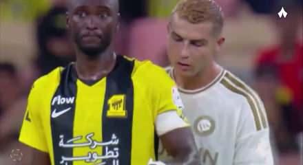 Rakin taktik notunu okumaya &ccedil;alışan Ronaldo kameralara yakalandı