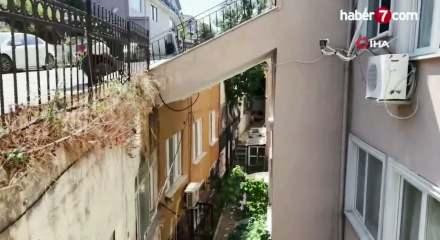 Şile'de &uuml;st&uuml;nden yol ge&ccedil;en bina g&ouml;renleri şaşkına &ccedil;eviriyor