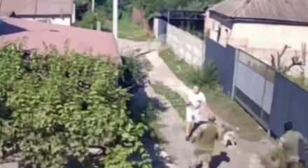 Sokakta k&ouml;peğini gezdiriyordu: Ukraynalı adamı yaka pa&ccedil;a askere g&ouml;t&uuml;rd&uuml;ler!
