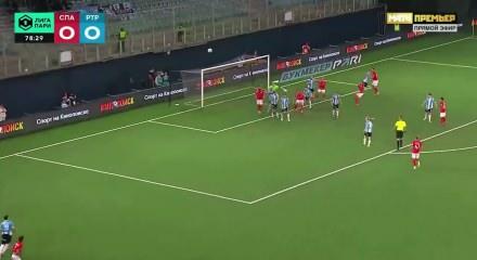 Ta&ccedil; &ccedil;izgisinde imkansız gol pası: &Ouml;yle bir takla attı ki herkes şaşkına d&ouml;nd&uuml;