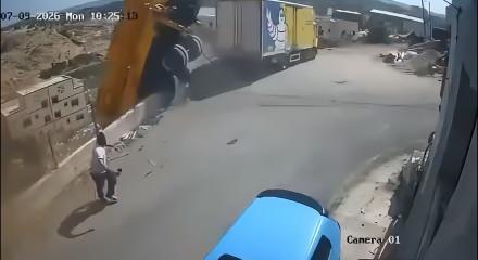 Freni boşaldı dev kamyon felakete s&uuml;r&uuml;klendi, şof&ouml;r son anda atlayarak kurtuldu