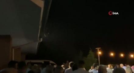 Ani bastıran yağmur d&uuml;ğ&uuml;n&uuml; takılar takılamadan dağıttı